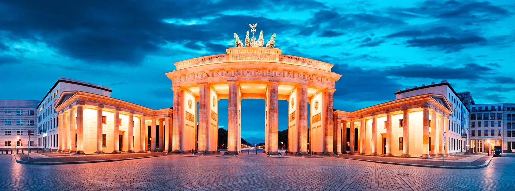 Brandenburger Tor in Berlin bei Abendbeleuchtung